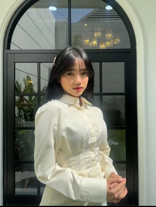 Gayanya dipermanis dengan pointed heels warna kuning senada dan aksesori rambut. [Foto: IG/fuji_an].