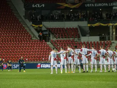 Ada pemandangan tak biasa pada laga leg kedua perempat final Liga Europa antara Slavia Praha menjamu Arsenal. (Photo by Michal Cizek / AFP)