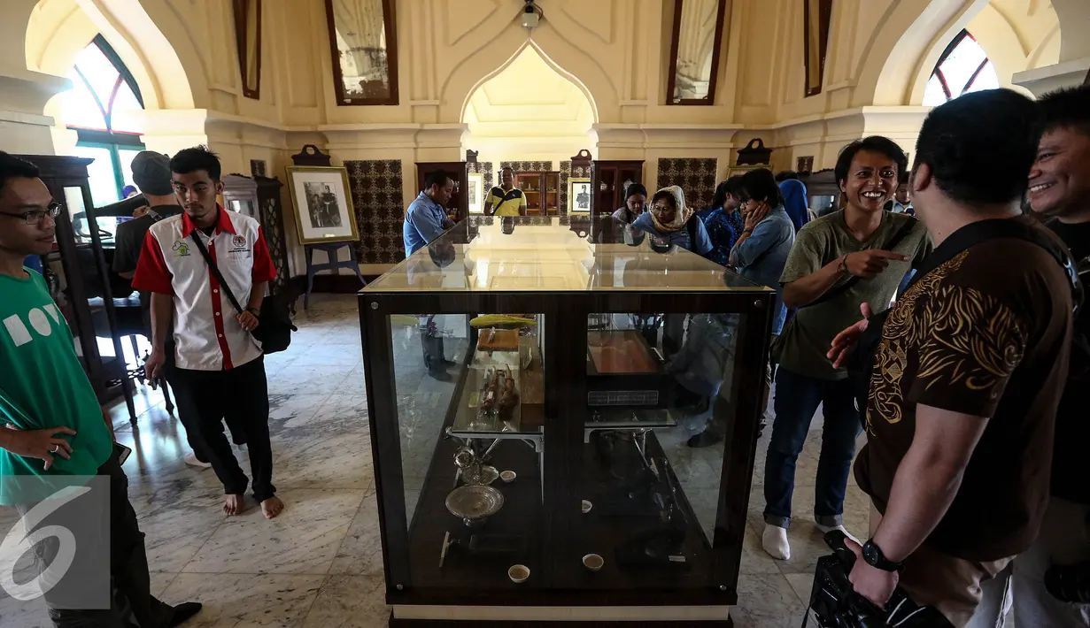 Pengunjung melihat benda-benda bersejarah di Istana Siak Sri Indrapura, Riau, Kamis (21/7). Istana Siak Sri Indrapura adalah istana peninggalan Kesultanan Siak yang merupakan kerajaan Islam terbesar di Riau.(Liputan6.com/Faizal Fanani)