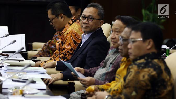 Ketua MPR Zulkifli Hasan menggelar rapat gabungan pimpinan MPR di Kompleks Parlemen, Senayan, Jakarta, Rabu (24/7/2019). Rapat tersebut membahas sidang Tahunan MPR pada 16 Agustus, Peringatan Konstitusi pada 18 Agustus dan Peringatan HUT ke-74 MPR pada 29 Agustus. (Liputan6.com/Johan Tallo)