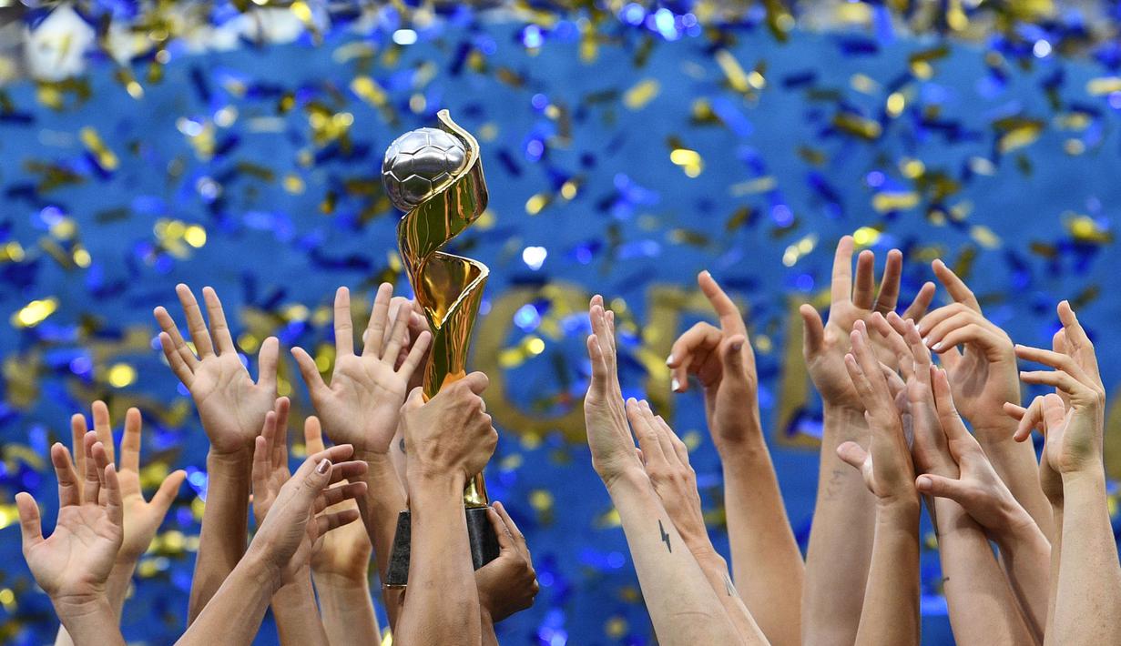 Para pemain Amerika Serikat merayakan gelar juara Piala Dunia Wanita 2019 usai mengalahkan Belanda pada laga final di Stadion Lyon, Lyon, Minggu (7/7). AS menang 2-0 atas Belanda. (AFP/Franck Fife)