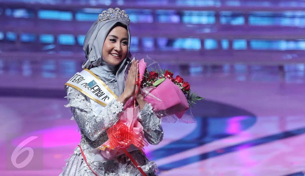 Siti Ashari asal Padang keluar sebagai pemenang Puteri Muslimah Indonesia 2016 dalam malam puncak yang diadakan di Studio 6, Jakarta, Rabu (11/5). Atas kemenangannya, Siti Ashari mendapat hadiah uang tunai sebesar Rp50 juta. (Liputan6.com/Herman Zakharia)