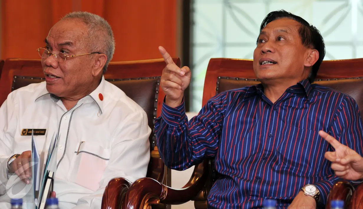 Ketua Pansel, Imam Sudjarwo (Kanan) berbincang dengan anggota panitia seleksi calon anggota Kompolnas usai mengumumkan pembentukan pansel, Jakarta,  (8/1). Pansel Calon Anggota Kompolnas ini terdiri dari 9 nama. (Liputan6.com/Yoppy Renato)
