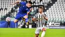 Bek Juventus, Matthijs de Ligt, berebut bola dengan pemain Dynamo Kiev, Benjamin Verbic, pada laga Liga Champions di Stadion Allianz, Kamis (3/12/2020). Juventus menang dengan skor 3-0. (Marco Alpozzi/LaPresse via AP)