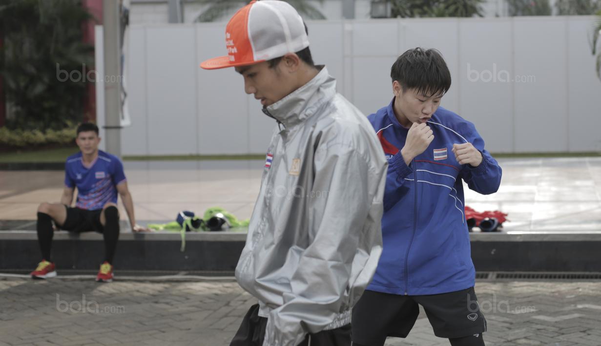 Petinju Thailand memanfaatkan areal kosong untuk melakukan pemanasan di Arena Hall D PRJ, Kemayoran, Jakarta, Minggu (11/2/2018). Tim Thailand menjadi satu kekuatan di Tinju yang perlu di waspadai Indonesia. (Bola.com/Nick Hanoatubun)