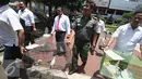 Petugas membawa barang bukti pengungkapan perdagangan satwa ilegal di Polda Metro Jaya, Jakarta, (5/10). Seekor burung nuri merah kepala hitam, dua ekor burung jalak bali berhasil diamankan dari tangan tiga tersangka. (Liputan6.com/Immanuel Antonius)