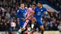 Gelandang Chelsea asal Argentina Enzo Fernandez (kiri), striker Everton asal Inggris Demarai Gray, bek Chelsea asal Prancis Wesley Fofana berebut bola saat Liga Inggris antara Chelsea dan Everton di Stamford Bridge di London pada 18 Maret 2023. (Glyn KIRK / AFP)