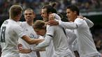 Para pemain Real Madrid merayakan gol yang dicetak Gareth Bale ke gawang Sporting Gijon pada laga La Liga Spanyol di Stadion Santiago Bernabeu, Spanyol, Minggu (17/1/2016). Los Blancos berhasil menang 5-1. (Reuters/Andrea Comas)