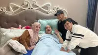 Indra Bekti dijenguk rekan artis di rumahnya (Foto: Instagram jirayutdaa4official)