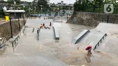 Aktivitas pengunjung di area Alun-alun Kota Depok, Jawa Barat, Senin (24/2/2020). Meskipun memasuki musim hujan, namun Alun-alun Kota Depok masih menjadi pilihan bagi sebagian warga untuk berolahraga dan berekreasi. (Liputan6.com/Immanuel Antonius)