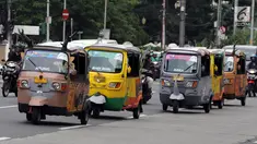 Sejumlah bajaj bermotif maskot Asian Games melintas di kawasan Monas, Jakarta Pusat, Kamis (17/5). Kehadiran bajaj tersebut dalam rangka promosi dan sosialisasi penyelenggaraan Asian Games 2018 pada Agustus mendatang. (LIputan6.com/Arya Manggala)