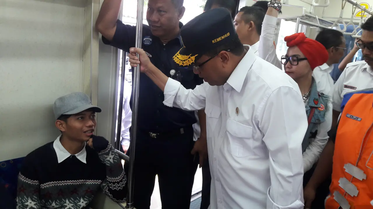 Menteri Perhubungan (Menhub) Budi Karya Sumadi meninjau pelayanan kereta Commutterline Jabodetabek di Stasiun Tebet, Jakarta. Liputan6.com/Bawono Yadika