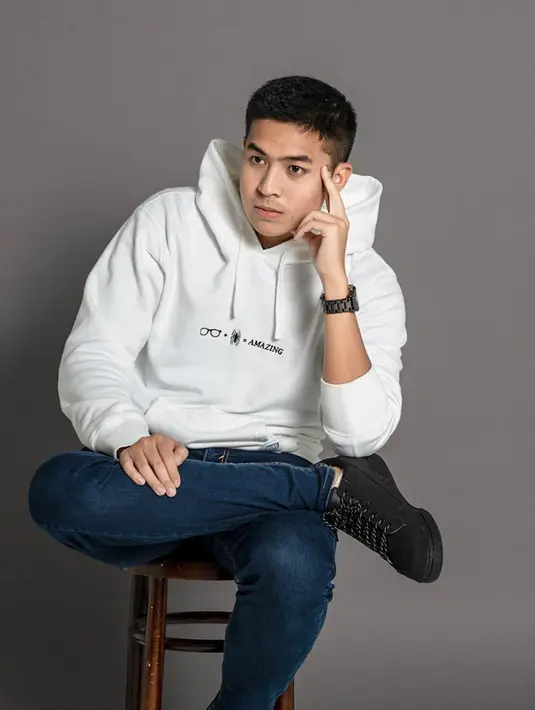Ia juga beberapa kali terlihat melakukan pemotretan dengan gaya casualnya. Penampilan Jerome saat pemotretan satu ini pun terlihat cukup sederhana dengan memadukan celana denim serta hoodie berwarna putih. (Liputan6.com/IG/@jeromepolin)