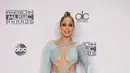 Jennifer Lopez memakai gaun biru bertali karya Nicolas Jebran untuk mengawali ajang American Music Awards 2015.  Penyanyi yang selalu memberikan aksi panggung keren ini juga sekaligus menjadi host acara tersebut. (AFP/Bintang.com)
