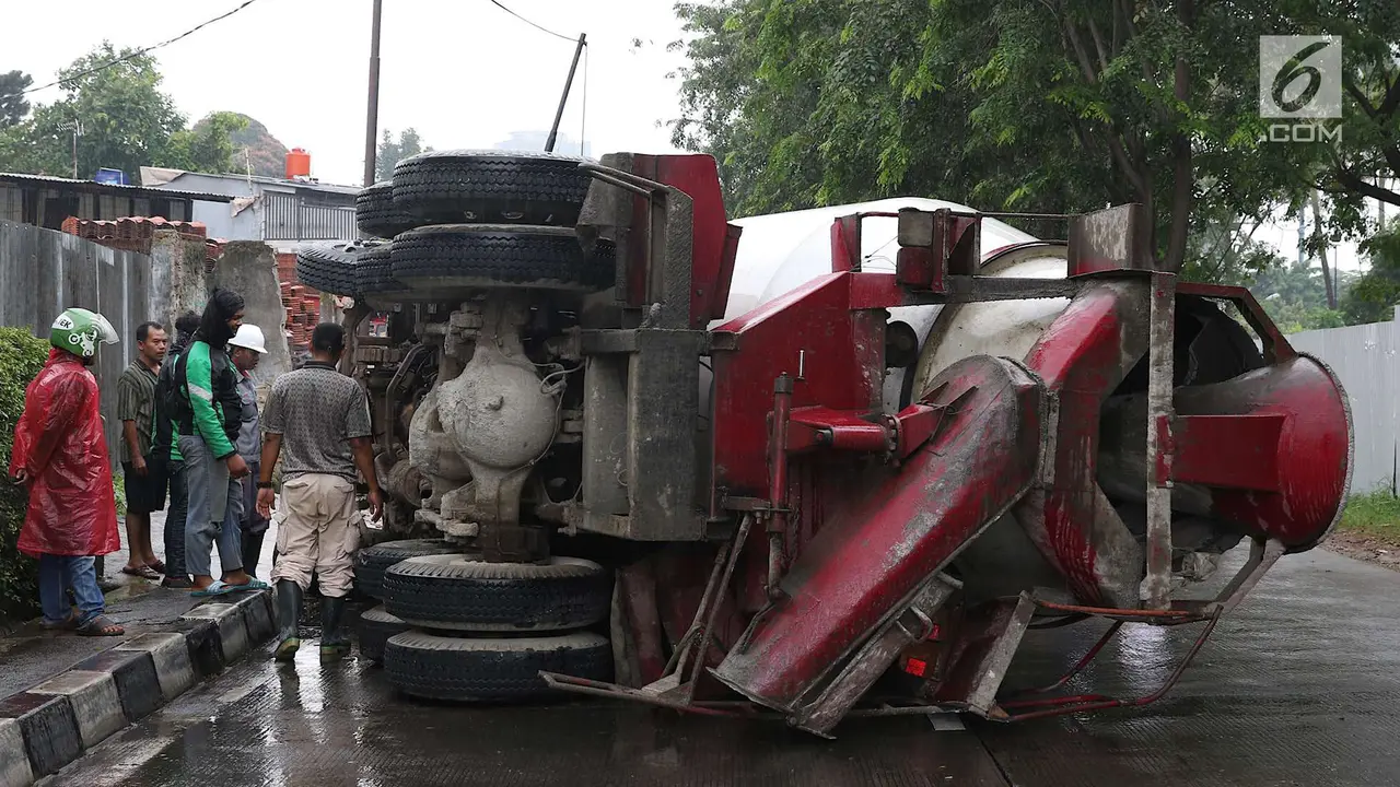 Truk Molen Terguling, Lalu Lintas di Lenteng Agung Dialihkan