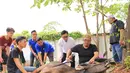 Komedian dan Anggota DPR, Eko Patrio menyerahkan sapi dan kambing pada Idul Adha 2017 ini. Acara pemotongan hewan kurban tersebut dilakukan di kantornya kawasan Cipinang, Jakarta Timur. (Adrian Putra/Bintang.com)
