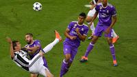 Mario Mandzukic mencetak gol spektakuler ke gawang Real Madrid pada laga final Liga Champions 2017. (AFP/Ben Stansall)