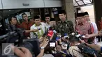 Presiden Joko Widodo memberikan keterangan kepada awak media saat menyambangi kantor PBNU di Jalan Kramat Raya, Jakarta, Senin (7/11). Kedatangan Jokowi tersebut untuk melakukan silaturahmi dengan pimpinan ormas Islam. (Liputan6.com/Faizal Fanani)