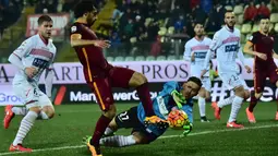 Kiper Carpi, Vid Belec, berusaha menghadang laju pemain AS Roma, Mohamed Salah, dalan laga Serie A Italia di Stadion Alberto Braglia, Modena, (12/2/2016). (AFP/Giuseppe Cacace)