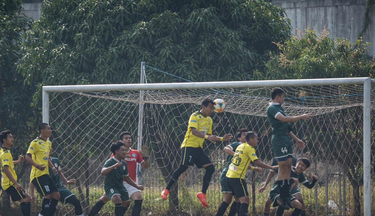 Para pemain duel udara saat babak perempat final laga Pertamax Liga Ayo 2019. (Dokumentasi)