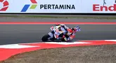 Pembalap Gresini Racing MotoGP, Marc Marque saat sesi latihan bebas MotoGP 2024 di Sirkuit Internasional Pertamina Mandalika, Lombok, Nusa Tenggara Barat, Jumat 27 September 2024. (SONNY TUMBELAKA/AFP)