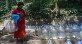 Penyandang tunanetra, Sujanah, berjalan menuju mata air Sumur Bendung di kawasan Gunung Batur, Kota Cilegon, Banten, Minggu (19/07/2026). (KLY/Arie Basuki)