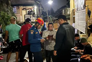 Anggota Damkar Kota Depok saat melakukan penanganan rumah longsor di bantaran Kali Ciliwung, Pondok Cina, Depok. (Istimewa)