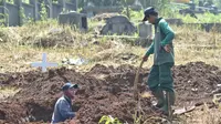 Sejumlah penggali makam menggali tanah sebagai liang lahat untuk jenazah korban virus Corona. (Liputan6.com/Huyogo Simbolon)