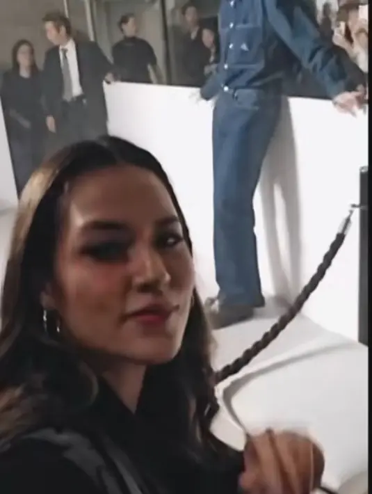 Raisa pun melengkapi penampilan dengan anting model hoopnya. Ia pin “selfie” bareng Jungkook BTS yang mengenakan pakaian serba denim.