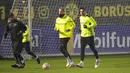 Pemain Borussia Dortmund Mats Hummels (kanan) dan Steffen Tigges berlatih bersama timnya saat sesi latihan terakhir jelang menghadapi Besiktas Istanbul pada pertandingan Grup C Liga Champions di Dortmund, Jerman, 6 Desember 2021. (AP Photo/Martin Meissner)