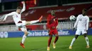 Penyerang Swiss, Silvan Widmer menendang bola saat pemain Belgia Dodi Lukebakio (tengah) bertahan dalam pertandingan persahabatan di King Power Stadion At Den Dreef, Kamis (12/11/2020) dini hari WIB. Timnas Belgia Belgia mengalahkan Swiss dengan skor 2-1. (AP Photo/Francisco Seco)