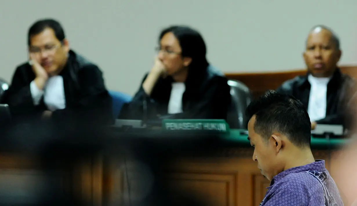 Majelis Hakim Pengadilan Tipikor, Jakarta, menjatuhkan vonis terhadap Hendra dengan pidana penjara selama satu tahun dan denda Rp 50 juta subsider satu bulan kurungan, Rabu (27/8/14). (Liputan6.com/Andrian M Tunay)