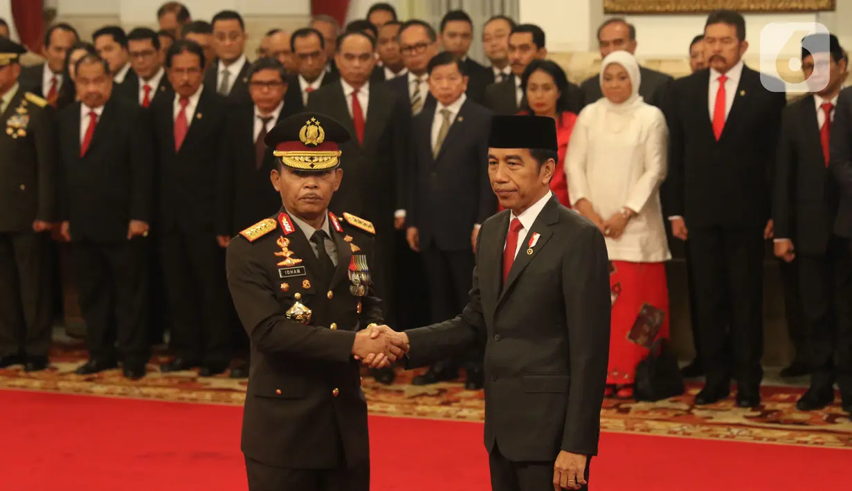 Presiden Joko Widodo atau Jokowi (kanan) menyalami Kapolri Idham Azis (kiri) saat upacara pelantikan di Istana Negara, Jakarta, Jumat (1/11/2019). Idham Azis dilantik menjadi Kapolri menggantikan Tito Karnavian yang diangkat menjadi Mendagri. (Liputan6.com/Angga Yuniar)