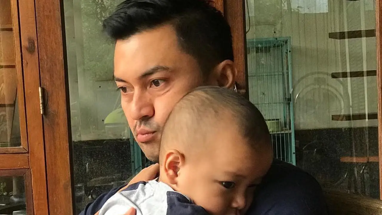 6 Potret Anjasmara Momong Kedua Cucunya, Kompak dan Harmonis