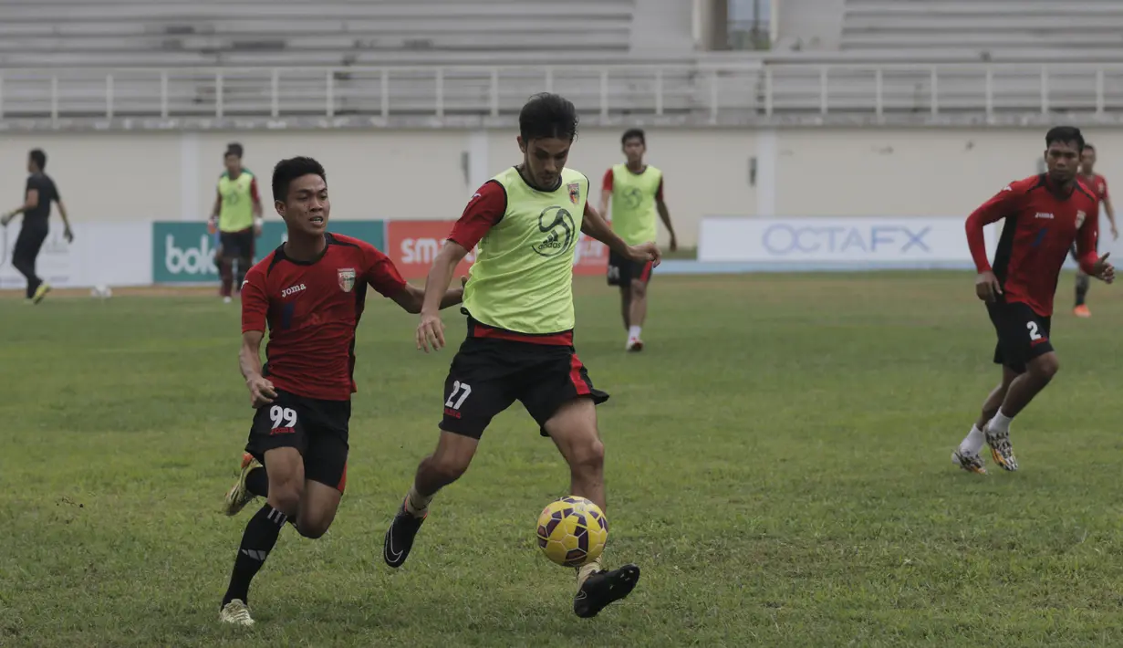 Pemain Mitra Kukar, Carlos Sciucatti berusaha melewati Rahadian Yogi saat latihan jelang laga semi final Piala Presiden 2015 melawan Persib di Stadion Aji Imbut, Tenggarong, Kaltim, Sabtu (3/10/2015). (Bola.com/Vitalis Yogi Trisna)