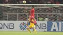 Aksi Bambang Pamungkas menyundul bola ke gawang Song Lam Nghe An FC pada laga Piala AFC 2018 di Stadion Utama GBK, Senayan, Jakarta, (13/3/2018). Persija Jakarta menang 1-0. (Bola.com/Nick Hanoatubun)