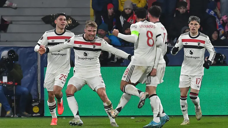 Pemain Manchester United merayakan gol yagn dicetak Rasmus Hojlund ke gawang Viktoria Plzen dalam laga Liga Europa 2024/2025 di Plzen, Jumat (13/12/2024) dini hari WIB. (Michal Cizek / AFP)
