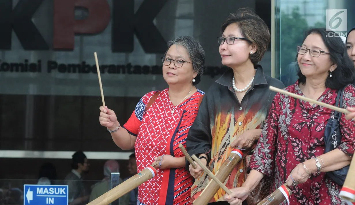 Koalisi masyarakat sipil lintas elemen menggelar aksi menuntut penuntasan teror pada KPK di Jakarta, Selasa (15/1). Massa menuntut penuntasan kasus teror terhadap pegawai KPK. (Merdeka.com/Dwi Narwoko)