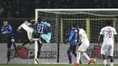 Proses terjadinya gol yang dicetak striker AC Milan, Krzysztof Piatek, ke gawang Atalanta pada laga Serie A di Stadion Atleti Azzurri d'Italia di Bergamo, Sabtu (16/2). Atalanta kalah 1-3 dari Milan. (AFP/Miguel Medina)