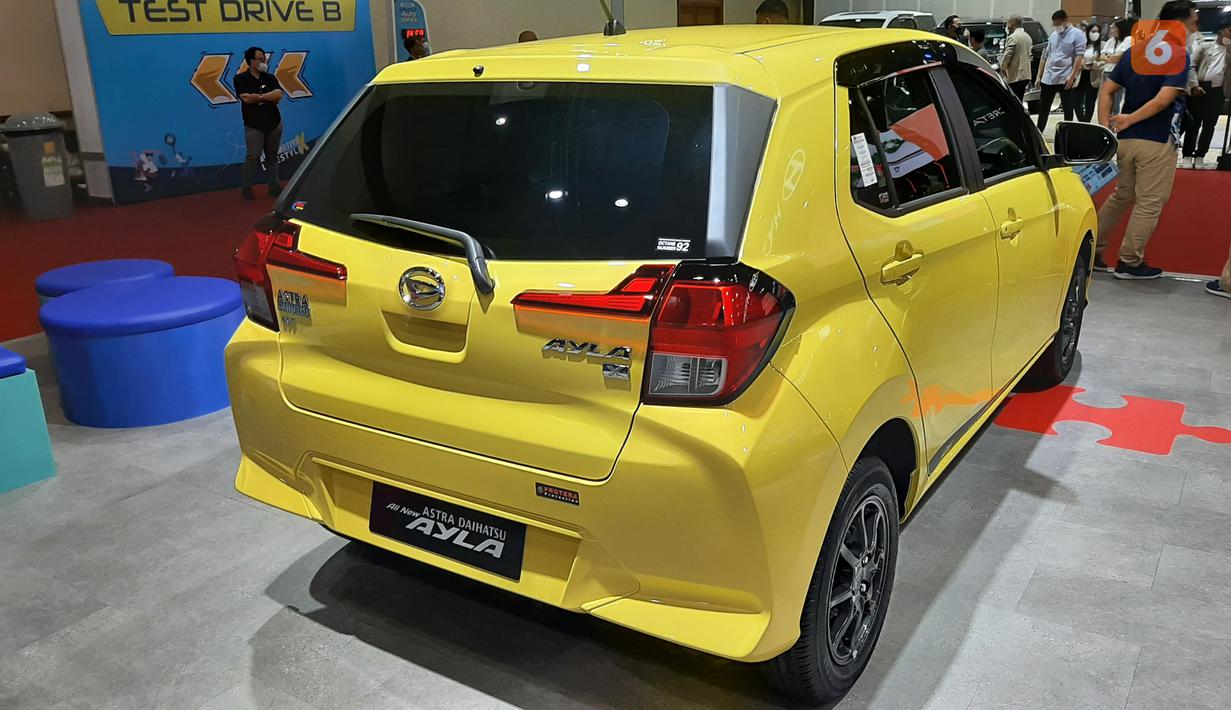 Bagian belakang mendapatkan garnish reflektor di bagian pintu bagasi dan sudah memiliki wiper belakang. Berbagai emblem meramaikan bagian pintu bagasi mulai dari Astra Daihatsu, logo Daihatsu, tulisan Ayla, "CVT", dan tipe X. Varian Ayla X CVT dijual seharga Rp166,9 juta dan ADS dijual seharga Rp172,8 juta.
