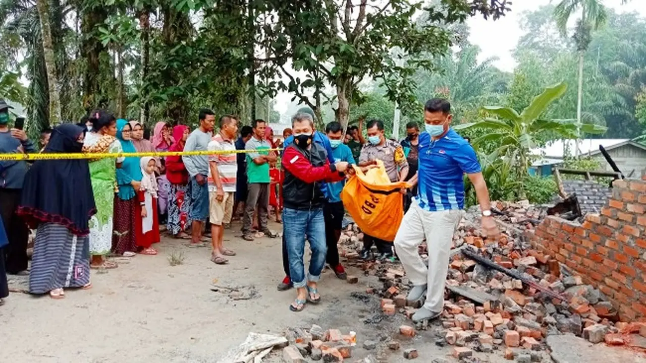 Warga mengevakuasi jasad ibu dan anak tewas dalam kebakaran di Kabupaten Siak.