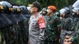 Kapolda Metro Jaya Irjen Pol M Iriawan memantau pengamanan aksi 212 di Gedung DPR/MPR RI, Jakarta Pusat, Selasa (21/2). Aparat gabungan TNI/Polri bersiaga mengamankan jalannya aksi 212 yang berlangsung di depan Kompleks Parlemen, Senayan. (Dok. Istimewa