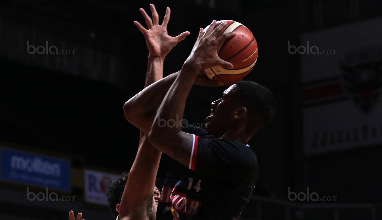 Aksi pemain Hangtuah Sumsel, George Nashon mencetak poin saat melawan Pelita Jaya pada laga Perbasi Cup 2017 di Sports Mall, Kelapa Gading, Jakarta, (09/11/2017). Pelita Jaya menang 67-58. (Bola.com/Nick Hanoatubun)