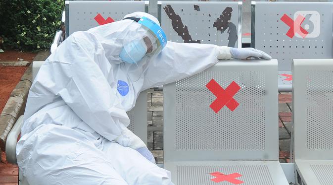 Tenaga kesehatan beristirahat setelah tes swab massal di Puskesmas Ciganjur, Jakarta, Kamis (7/1/2020). Lonjakan kasus virus corona berpotensi terjadinya krisis tenaga kesehatan (nakes) karena banyak yang tertular dan gugur saat menangani pasien Covid-19. (merdeka.com/Arie Basuki)