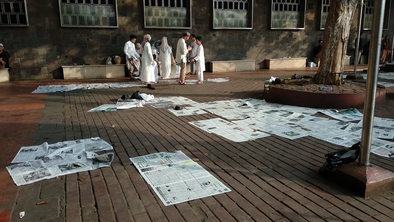 Sampah berserakan di Masjid Istiqlal usai salat Idul Fitri. (Liputan6.com/Ika Defianti)