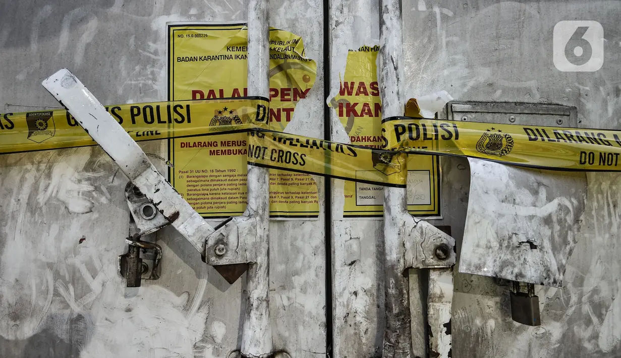 Stiker barang sitaan dan garis polisi dipasang pada kontainer untuk menyelundupkan ikan patin fillet ilegal di pangkalan PSDKP, Jakarta, Senin (10/8/2020). Kementerian Kelautan dan Perikanan bersama Polri mengagalkan penyelundupan 54,9 ton ikan patin fillet illegal. (merdeka.com/Iqbal Nugroho)