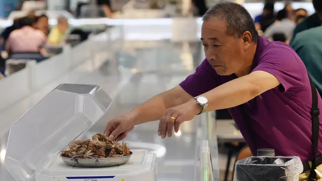 Bersantap di Restoran Alibaba dengan Pelayan Robot