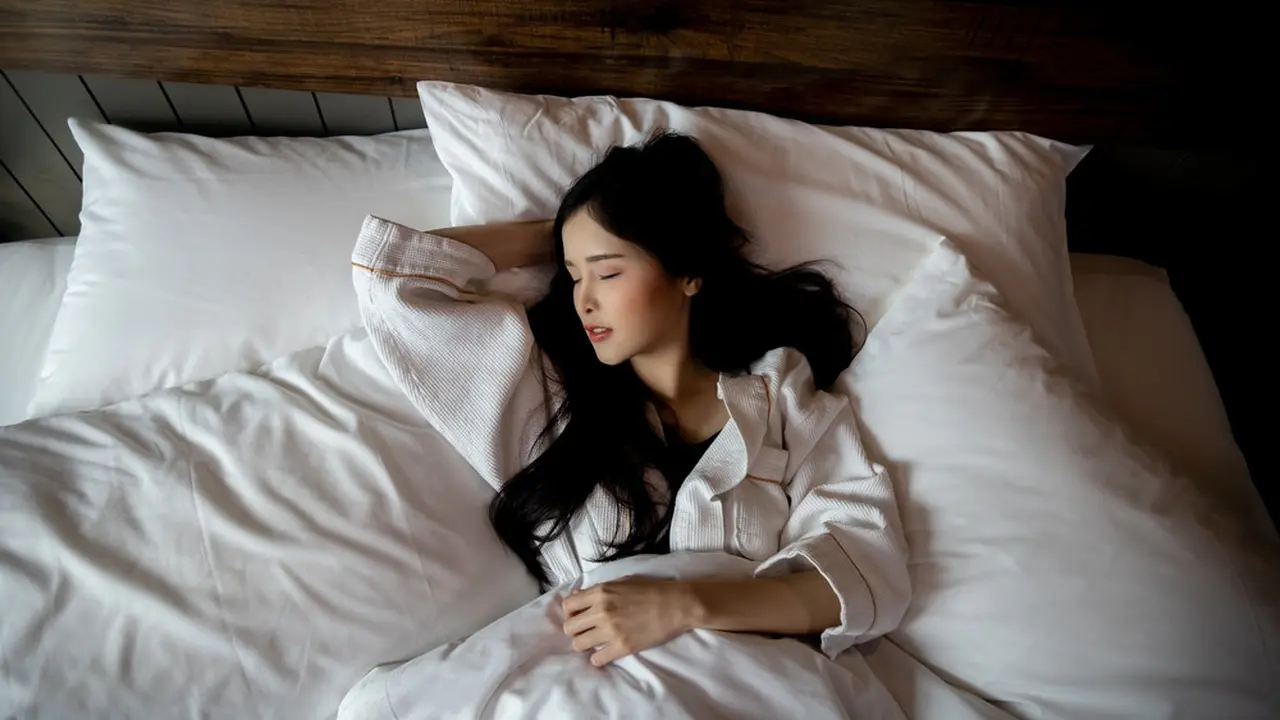 Skincare Malam Sering Menempel di Bantal Saat Tidur? Ini Beauty Hack yang Bisa Dicoba
