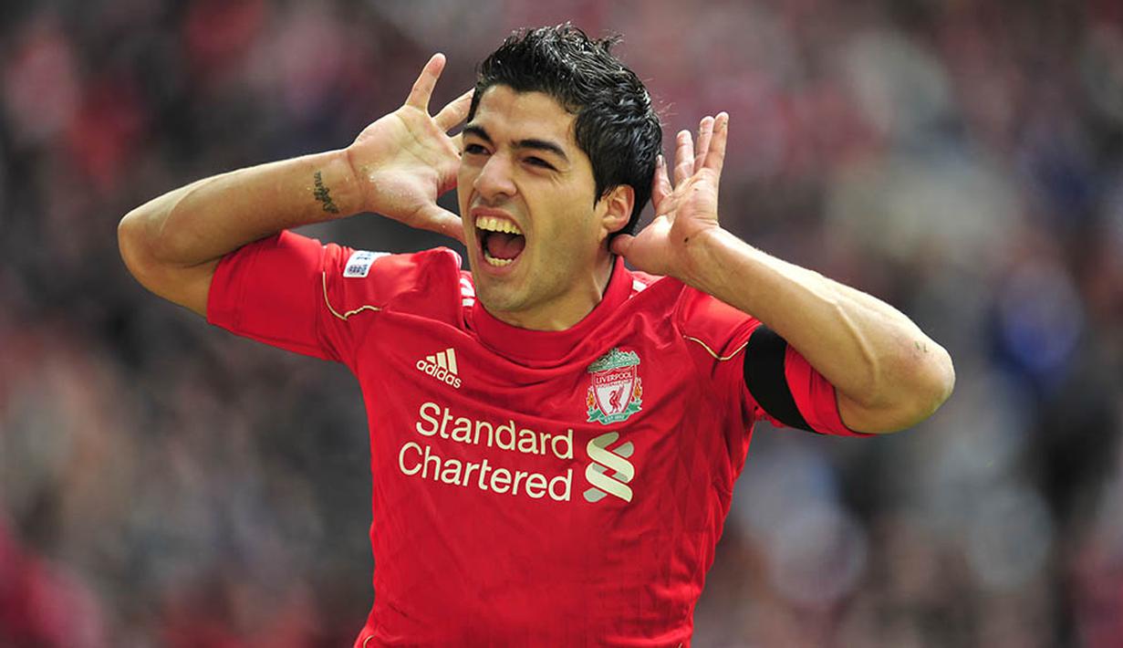 Luis Suarez, pindah dari Ajax ke Liverpool dirinya langsung menjadi idola. Pemain Barcelona ini memiliki skill dan naluri mencetak gol yang tinggi. (AFP Photo/Glyn Kirk)