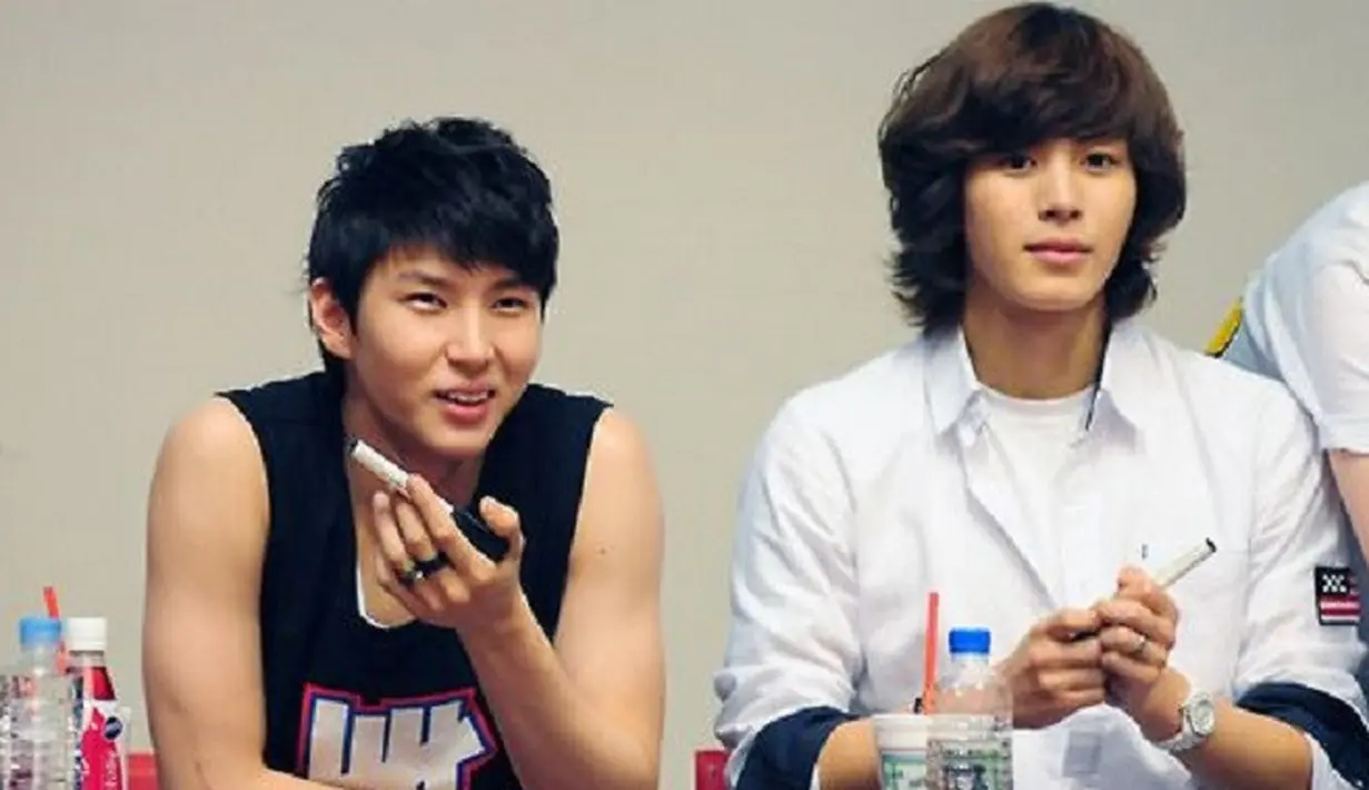 Dua personel VIXX, Leo dan Hongbin termasuk artis yang bertangan kidal. Akan tetapi mereka juga tergolong ambidexterous. (Foto: soompi.com)